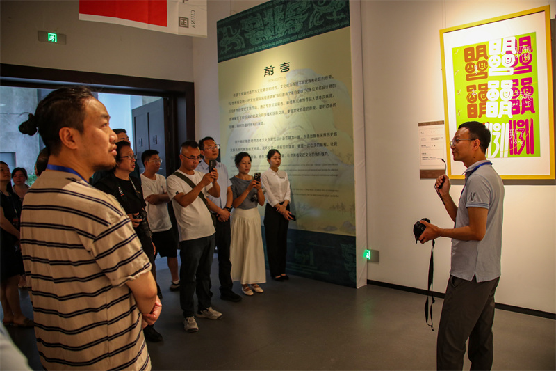 观展 (1).JPG 观展 (1).JPG