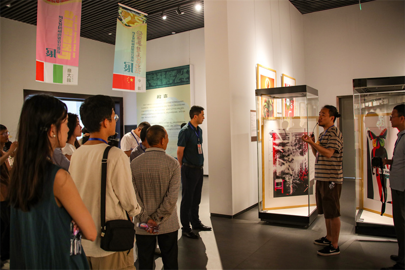 观展 (2).JPG 观展 (2).JPG