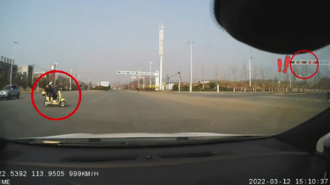 家长骑车闯红灯，后座孩子受重伤 | 覆车之戒