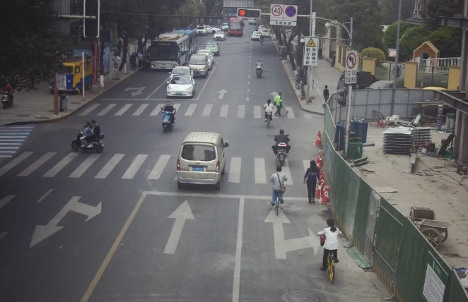 闯红灯被曝光，看看都有谁！