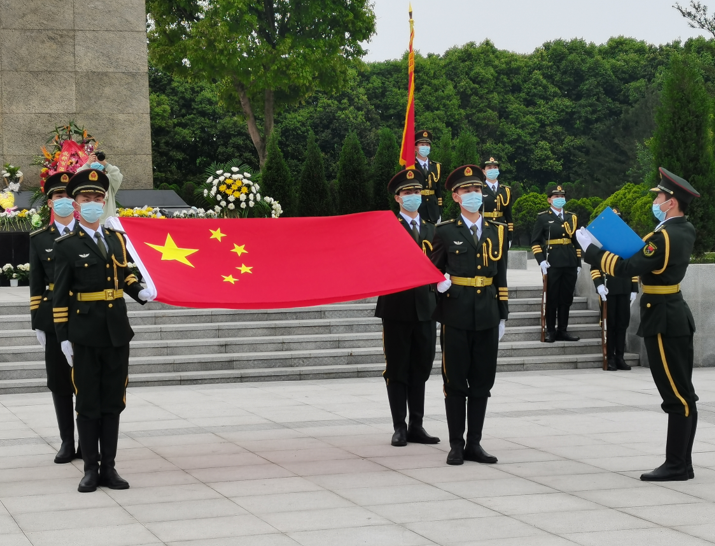 成都师范学院国旗护卫队举行清明祭英烈仪式