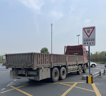 货车注意！成都启动大型货车右转未停车让行电子警察抓拍