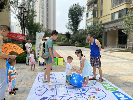 学分类知识 绘环保布袋 | 柳城街道新华社区开展垃圾分类主题活动