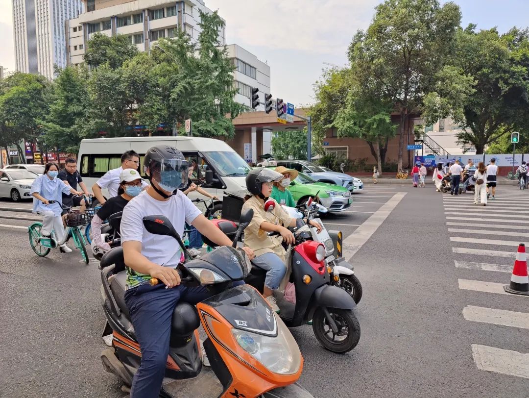 高温天气，交警提醒戴头盔这件事不能少