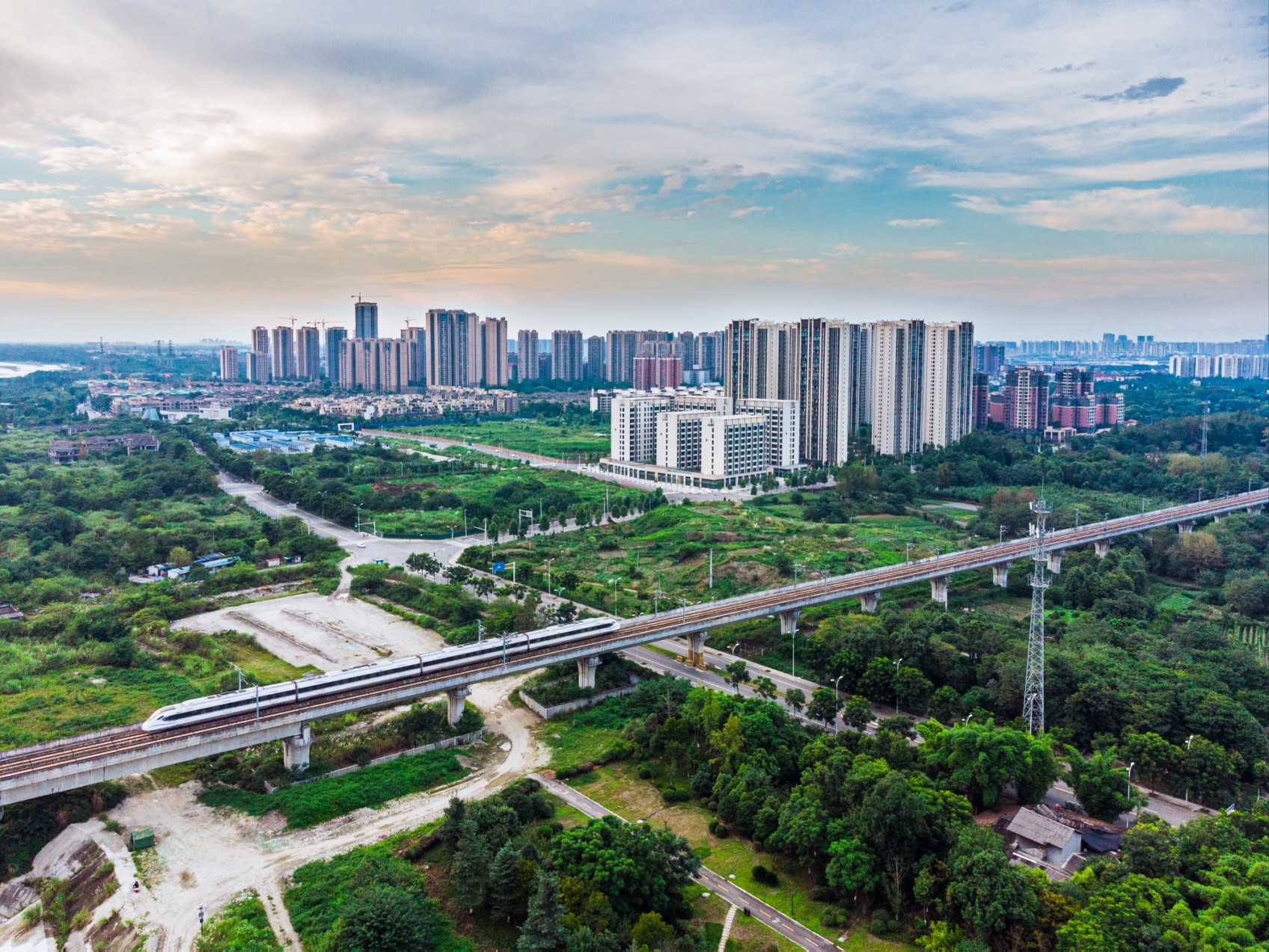 忠诚拥护“两个确立” 坚决做到“两个维护” ——二论深入学习贯彻习近平总书记来川视察重要指示精神