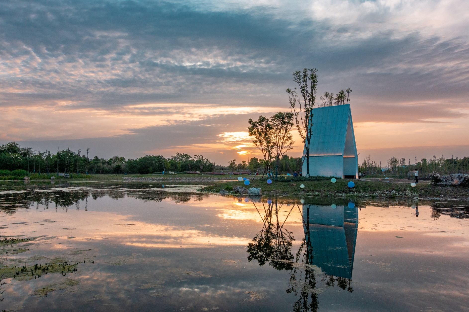 忠诚拥护“两个确立”坚决做到“两个维护” 坚决把领袖的深切关怀转化为奋进力量 ——习近平总书记来川视察重要指示精神在成都干部群众中引发强烈反响（一）