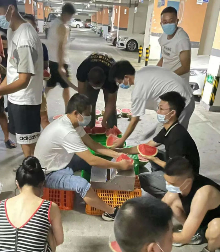 疫情下的“中国好邻居”！水果店主免费送居民1万多斤西瓜解暑