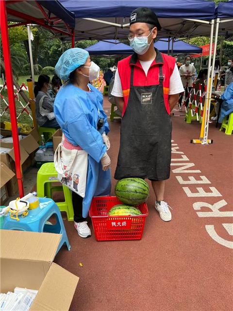 “这些西瓜和月饼真是甜到了心里！”