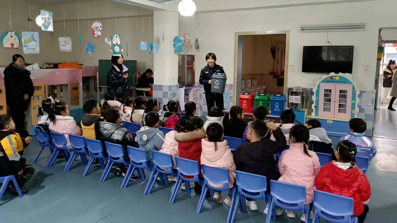 温江区先进典型人物：在探索中学习 在学习中探索 走出一条绿色、可持续的垃圾分类新道路