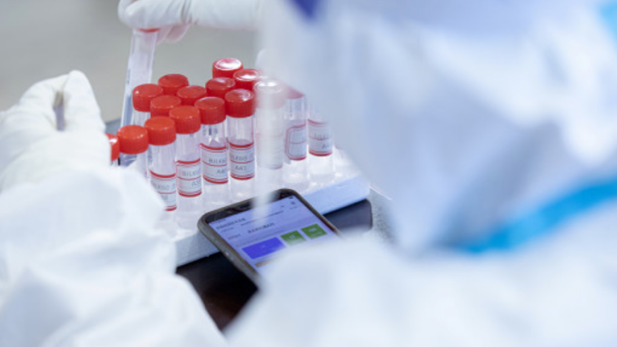 当好自身健康第一责任人！“落地检”结果出来前，他在车里睡了一夜