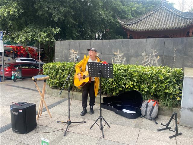温江街头艺人元旦期间“欢歌迎新”