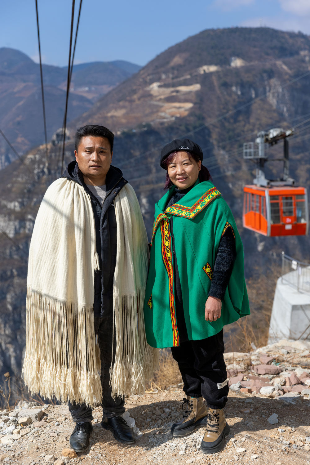 悬崖上的村庄，两位全国人大代表接力“探路”