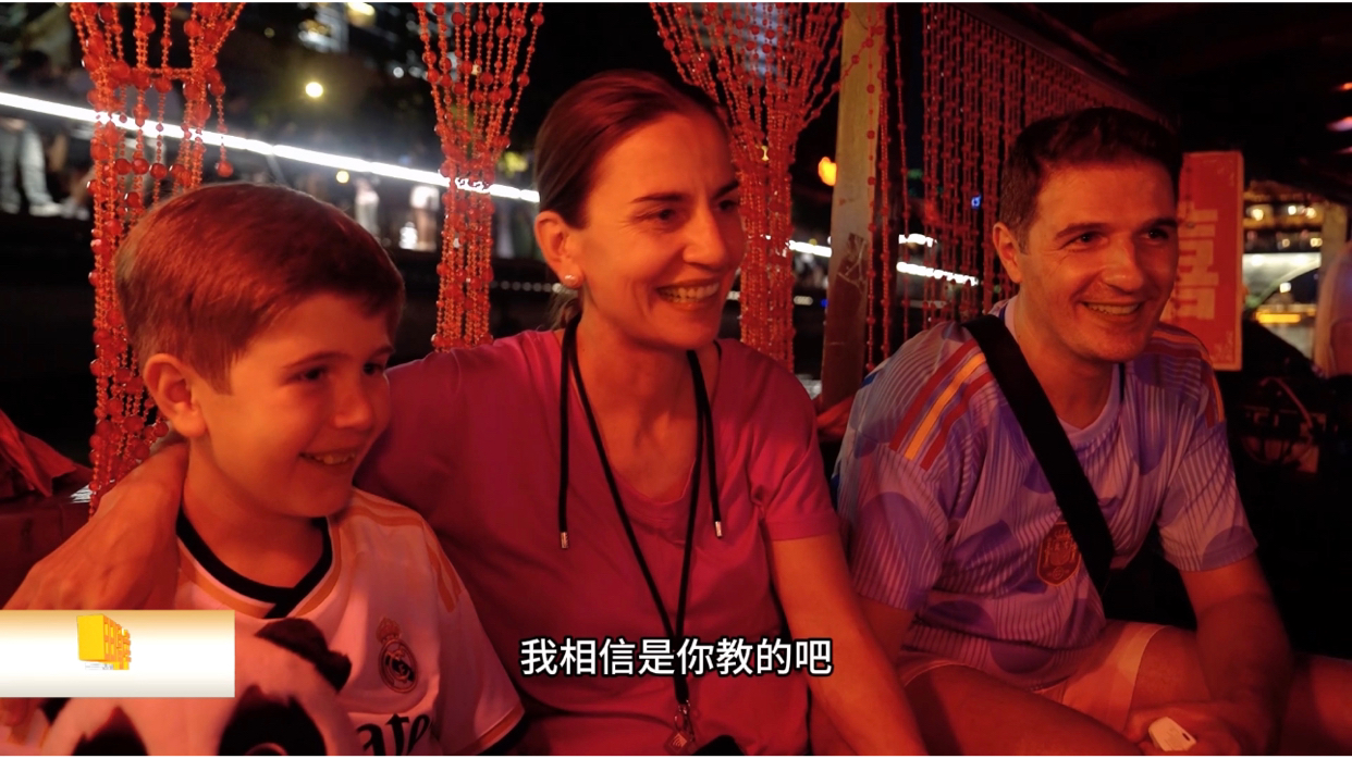 在成都街头走一走｜西班牙一家三口的成都之行