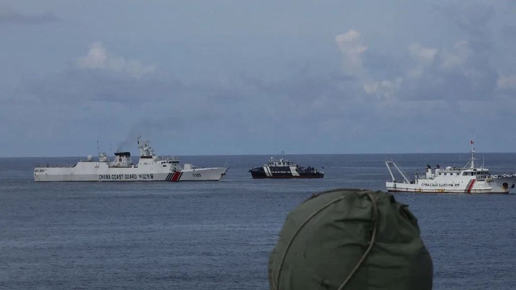 菲律宾公务船非法侵闯黄岩岛，中国海警局回应