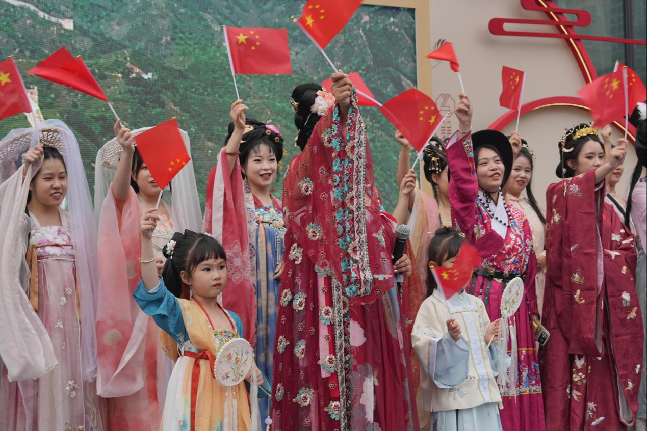 视频｜着我华服，歌唱祖国！今天，成都文殊坊千人快闪，用歌声为祖国祝福