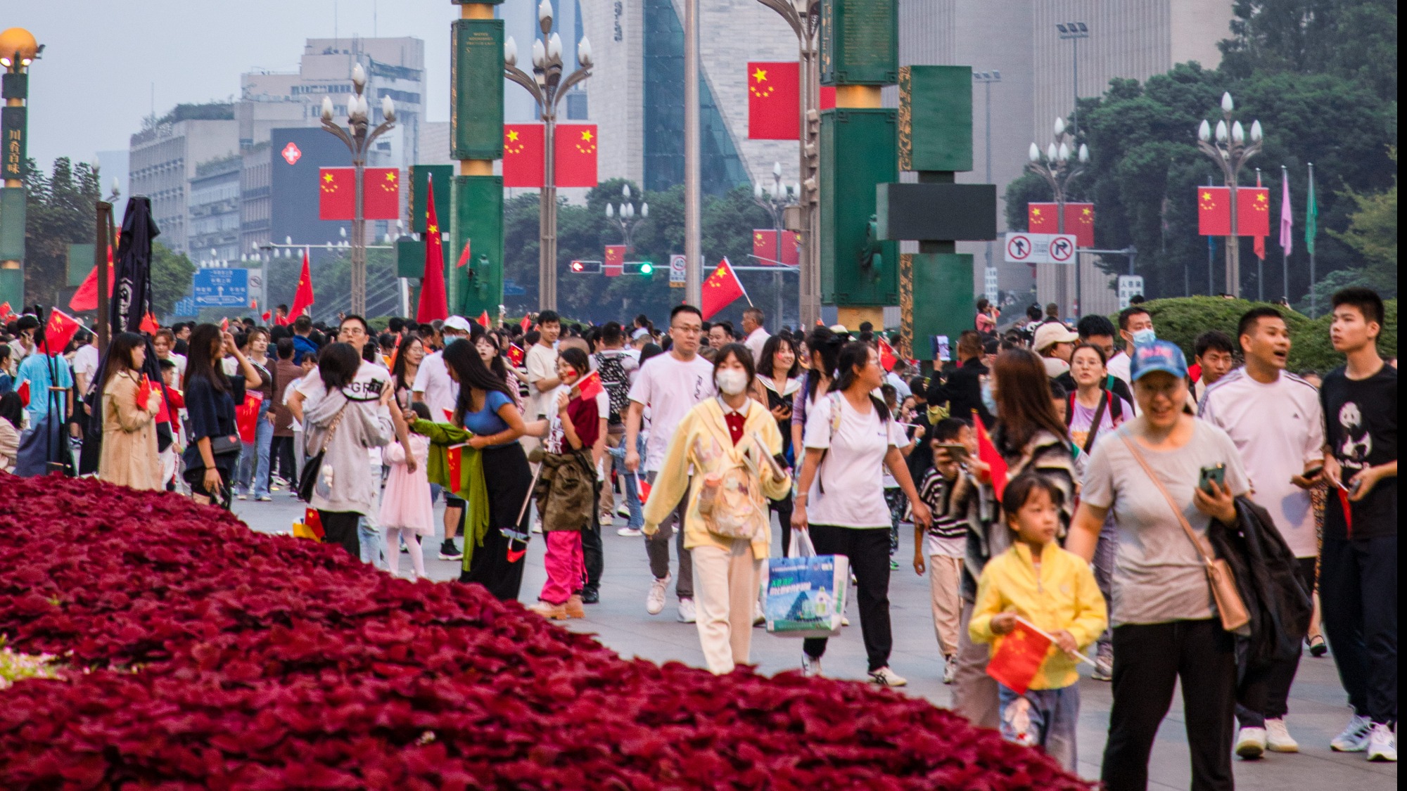 锦绣蓉城，国旗飘扬！今天，他们在天府广场见证五星红旗冉冉升起
