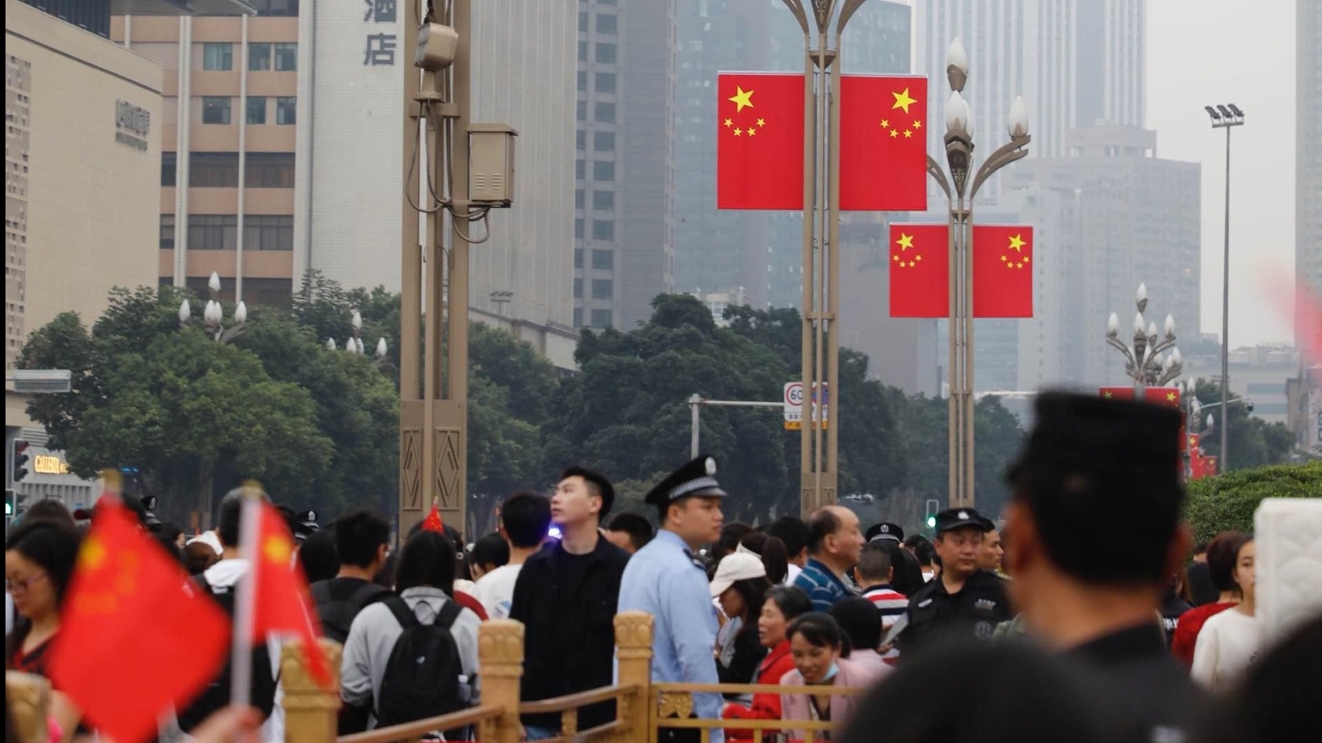这一幕让人热血澎湃！成都天府广场数万人表白祖国
