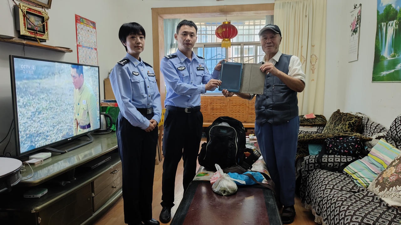 民警折返多地寻回被误拿的背包 只因里面有他的“贵重物品”