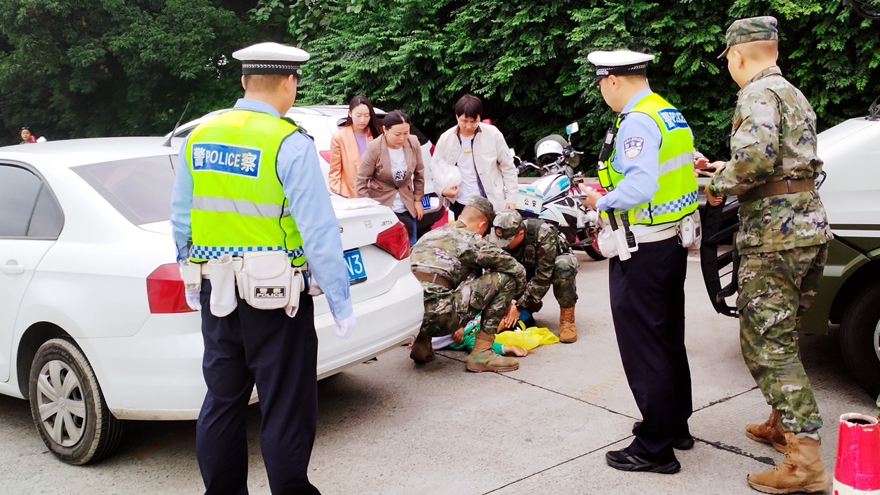 国庆在岗不打烊 成都交警暖心守护相伴