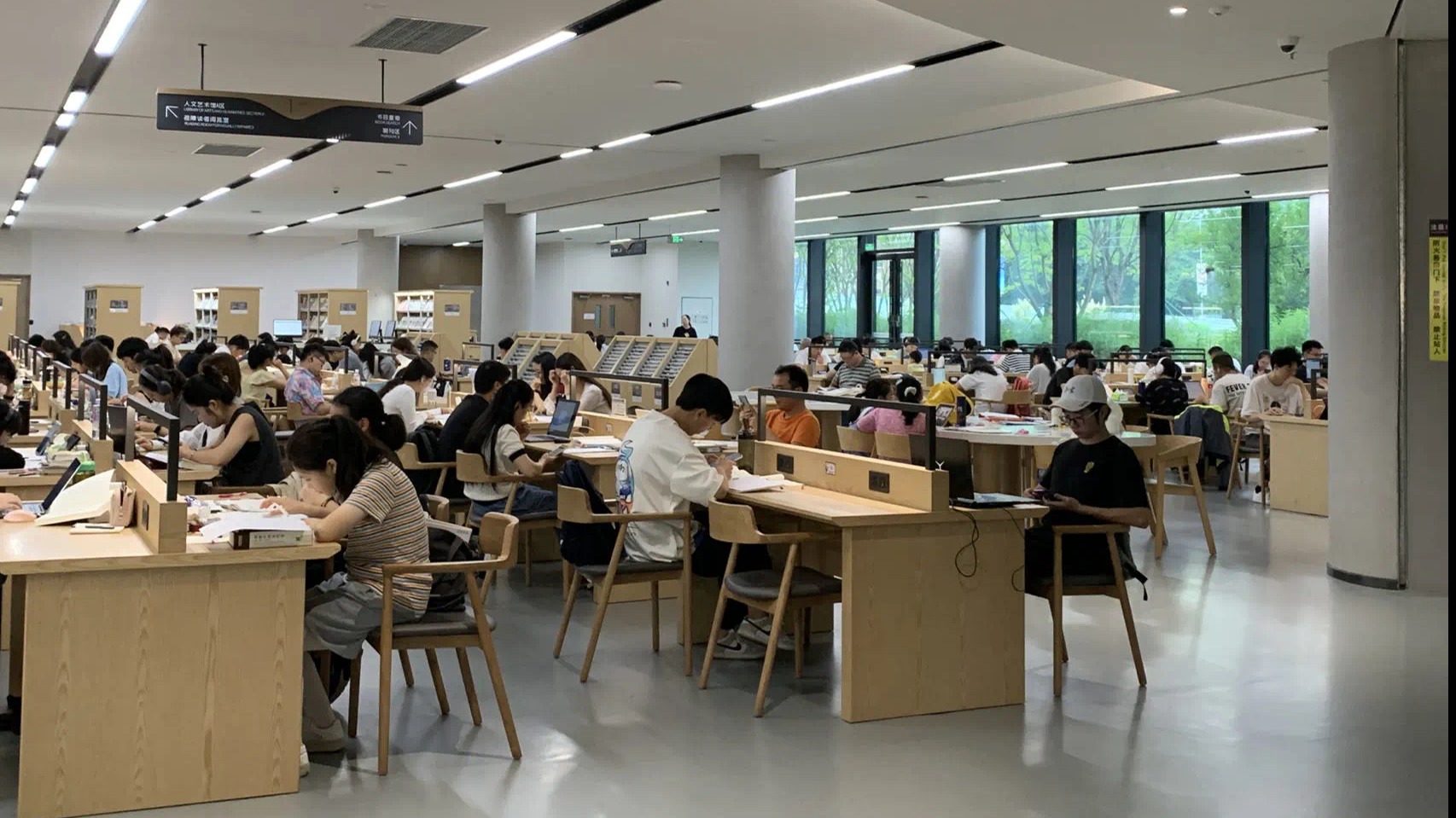 书香伴双节 成都图书馆中秋国庆假期进馆人次突破十万