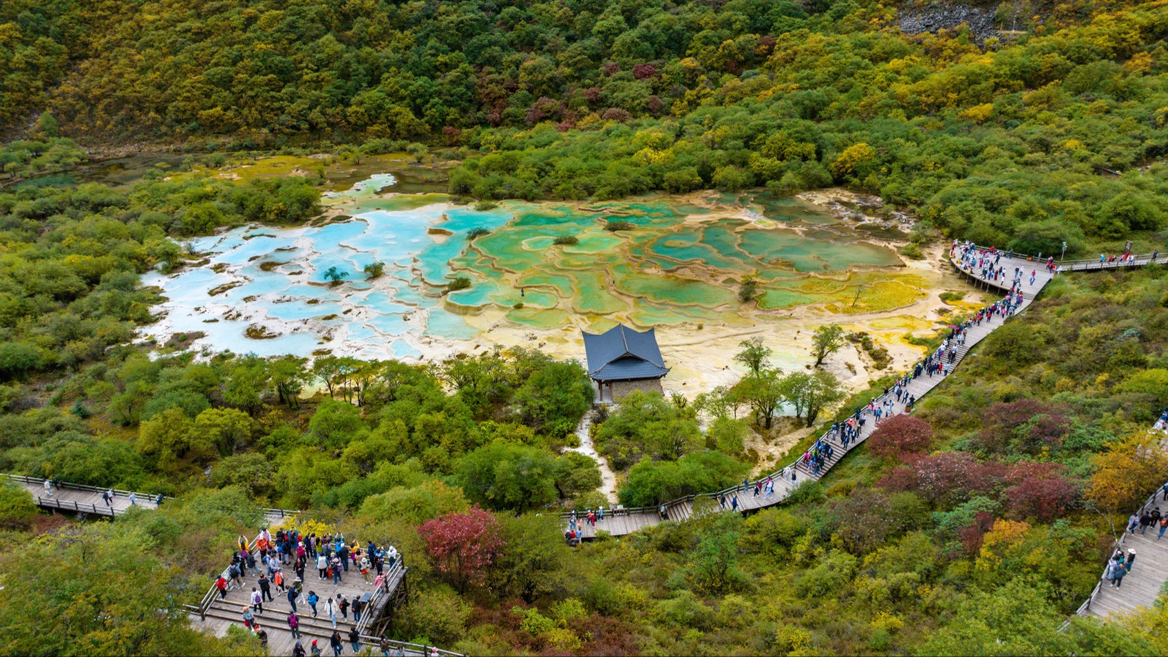 双节8天四川接待游客量超5691万人次！游客量和收入增幅超全国平均