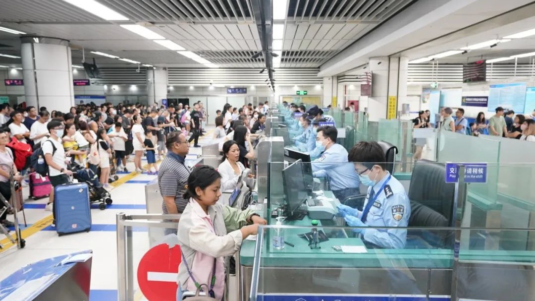 中秋国庆假期日均147.7万人次出入境 较去年同期增长约2.9倍