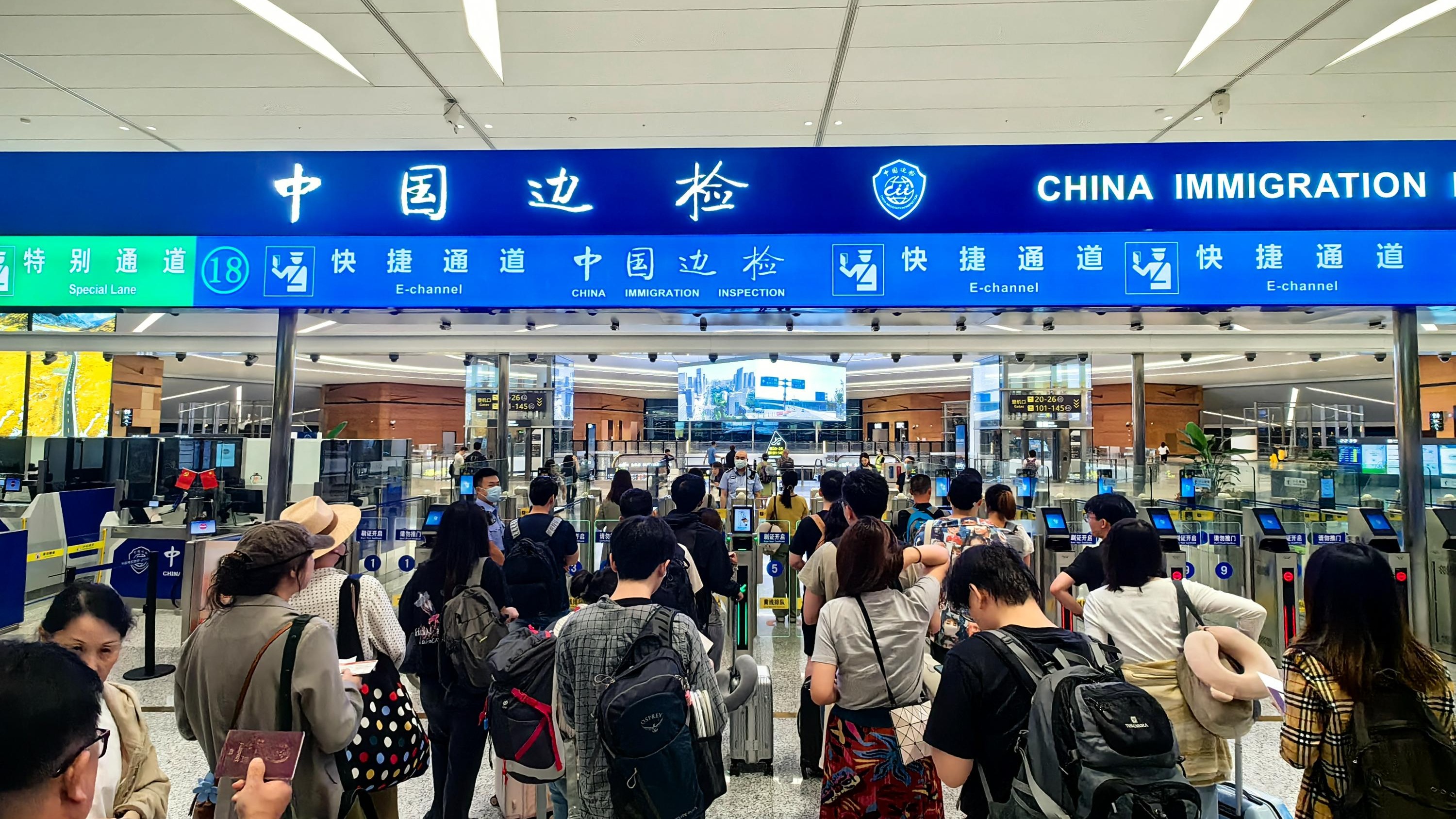 成都航空口岸“双节”假期8.9万人次出入境  较去年同期增长8.6倍