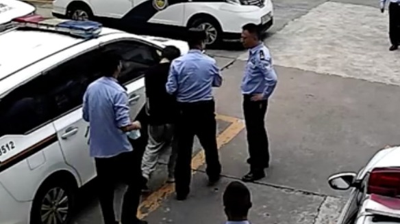 视频｜生死一线！民警苦劝1个多小时 成功救下轻生男子