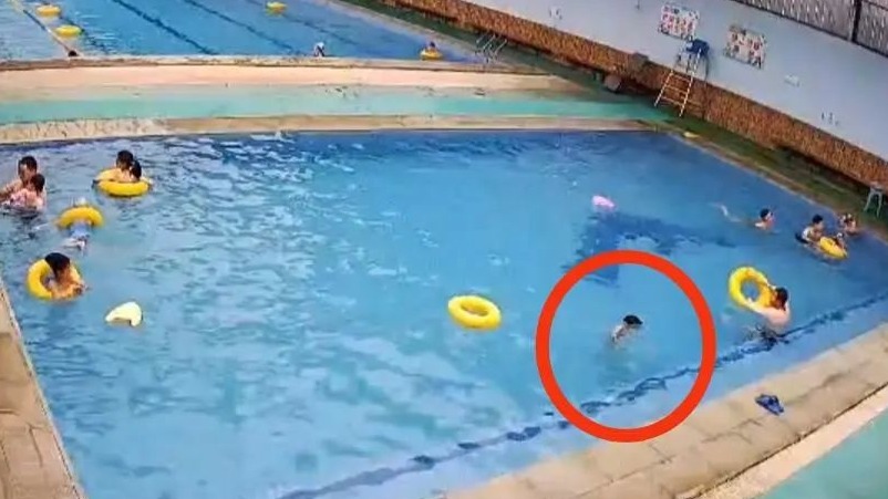 男童在游泳馆溺亡 数分钟无人发现，盐源通报：关停涉事游泳馆 严肃追责问责
