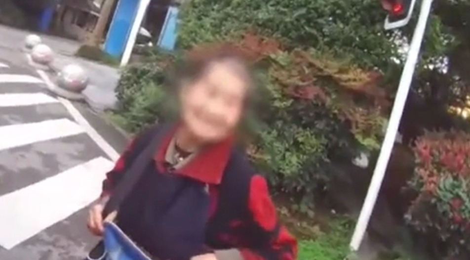 视频 | 八旬老人上街卖菜忘记回家路 民警暖心救助