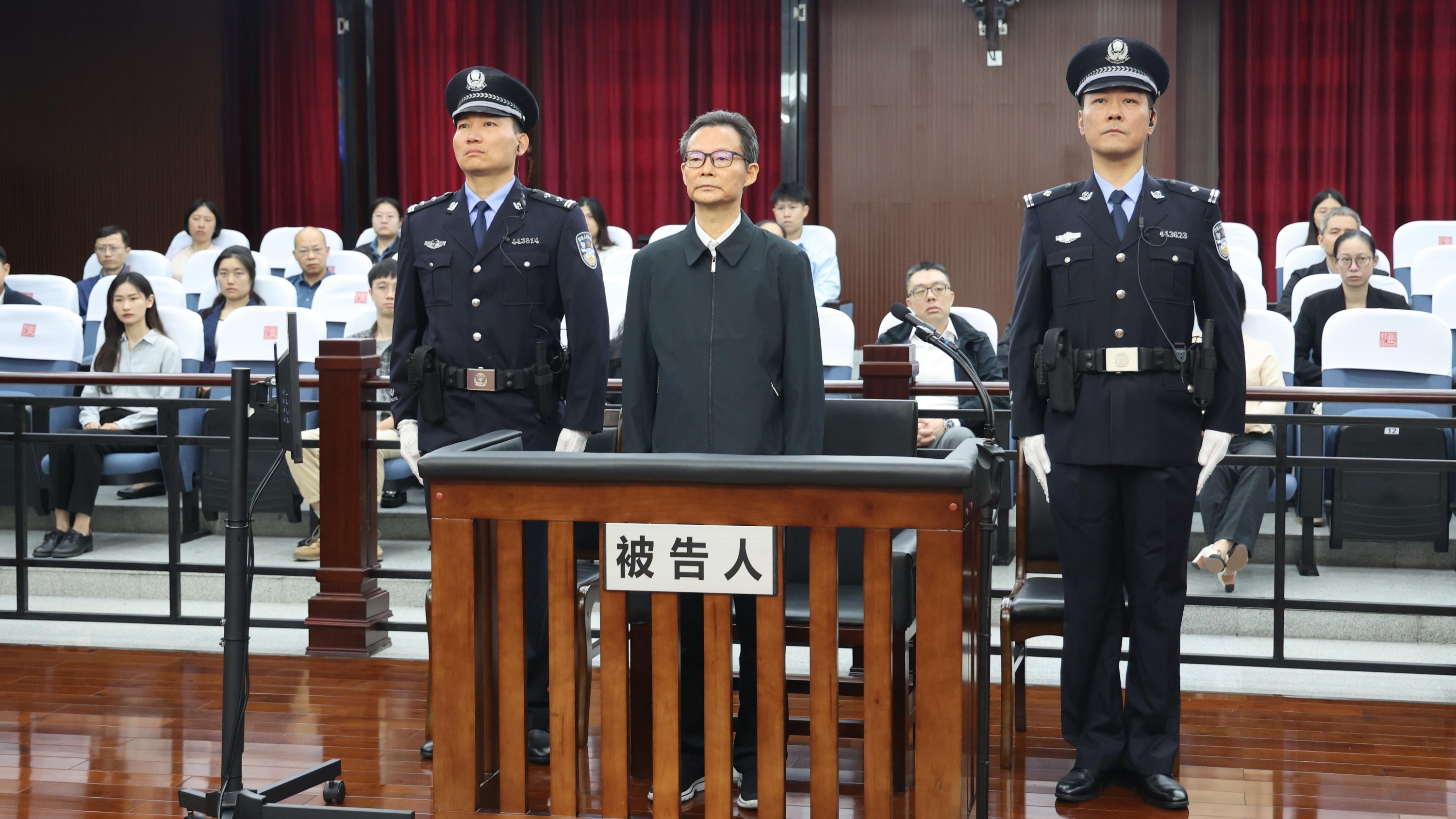 四川省人大常委会原党组副书记、副主任王铭晖受贿、滥用职权一案一审开庭