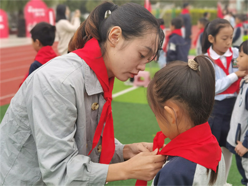 14.家长代表为新队员佩戴红领巾.jpg