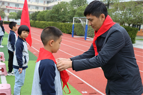 9.钟杰校长为新队员佩戴红领巾.JPG