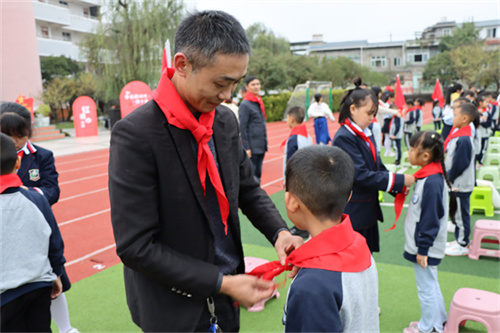 13.家长代表为新队员佩戴红领巾.JPG