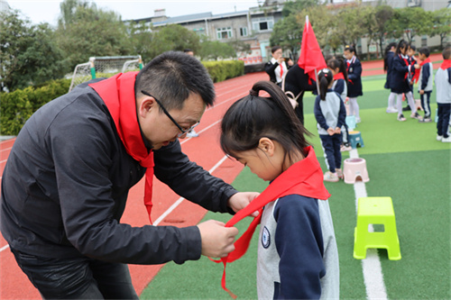 11.郑兴容副校长为新队员佩戴红领巾.JPG