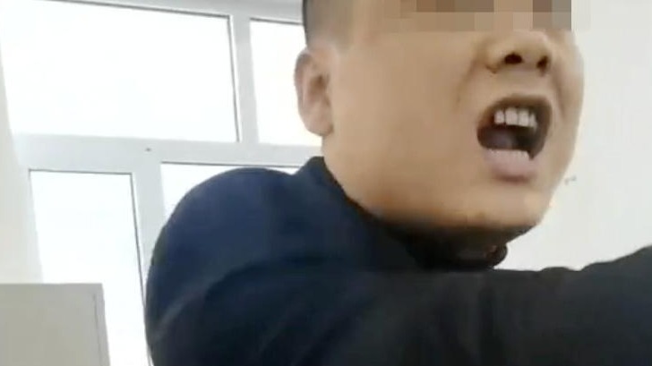 嚼口香糖拍桌子怒斥办事群众？ 官方通报：清退！