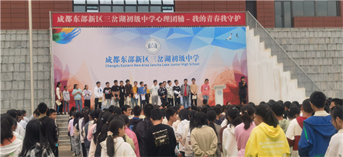 同学们上台体验游戏.jpg