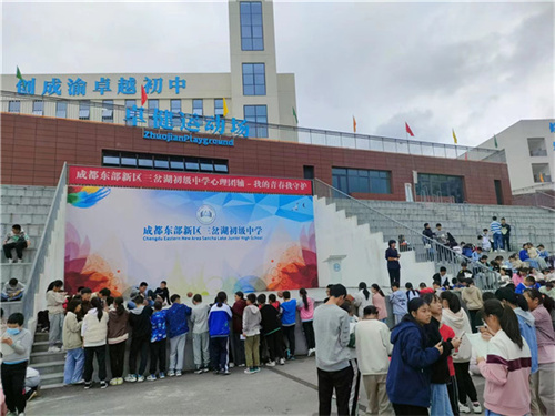 同学们现场记录和交流.jpg