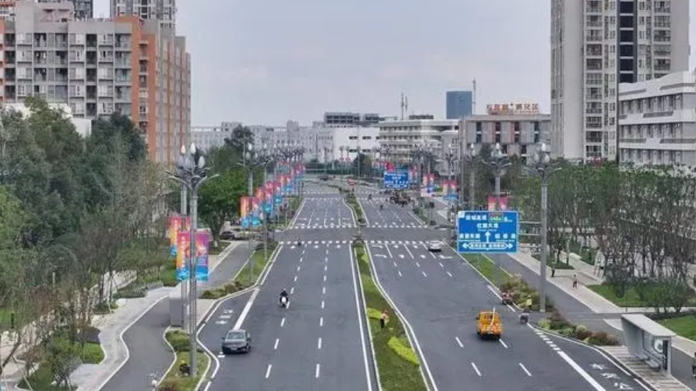 双向六车道，氛围感拉满！成都科幻大道通车