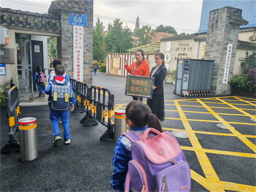 校门口迎接学生.jpg