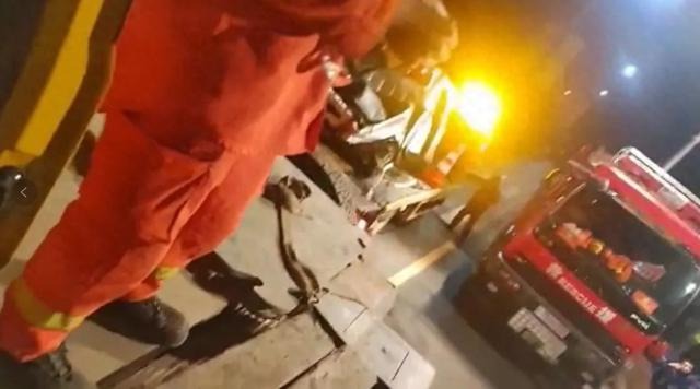 重庆一老年代步车坠河   官方 ：4人不幸遇难