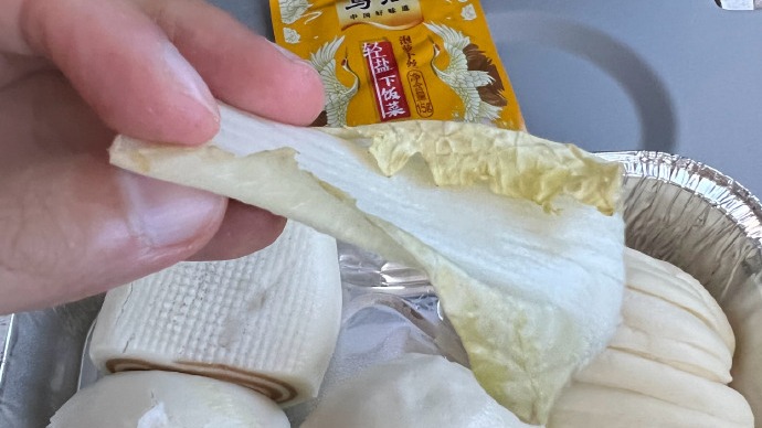 飞机餐发4个馒头1片白菜叶被吐槽，南航：白菜仅加热使用