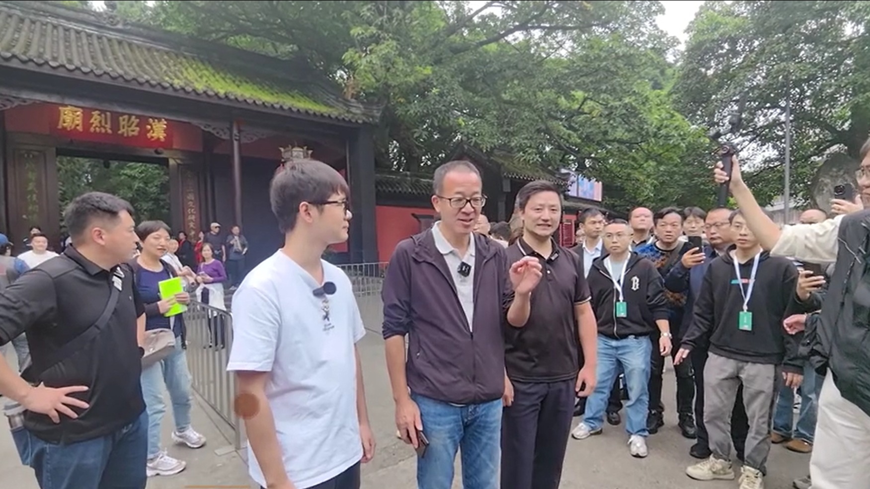 视频 | 俞敏洪到成都CityWalk 直播打卡旅游景点引围观