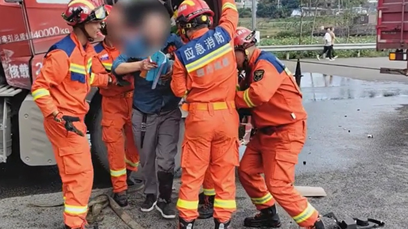 视频 | 两货车追尾致后车司机被困驾驶室 消防破拆施救