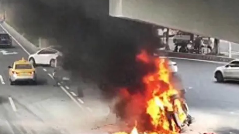 宝马与出租车相撞，广州交警通报：暂未发现存在开“斗气车”行为的证据