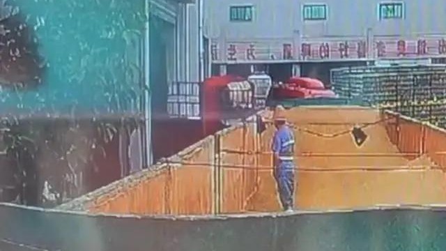 青岛啤酒回应员工在原料仓小便：已封存该批麦芽 向公安机关报警