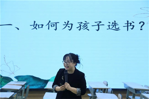 燕子老师讲话照片1.jpg