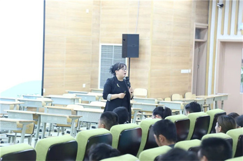 燕子老师讲话照片2.jpg