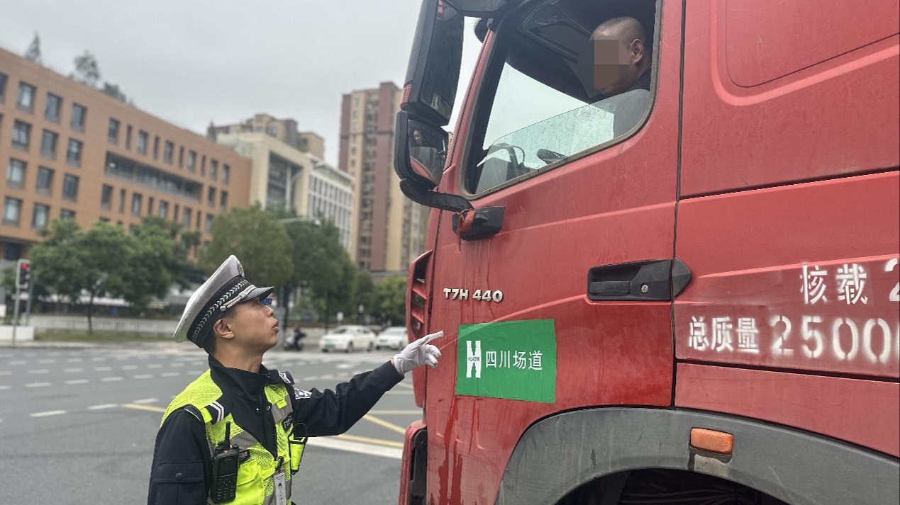 大车右转务必停让！成都交警筑牢货运车辆交通安全防线