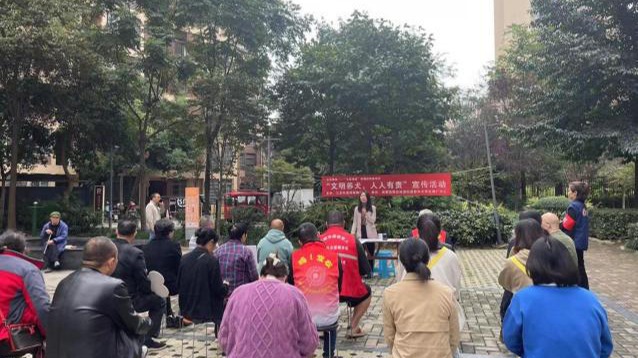 在成都，他们联合发起了“劝导文明养宠”联合巡查